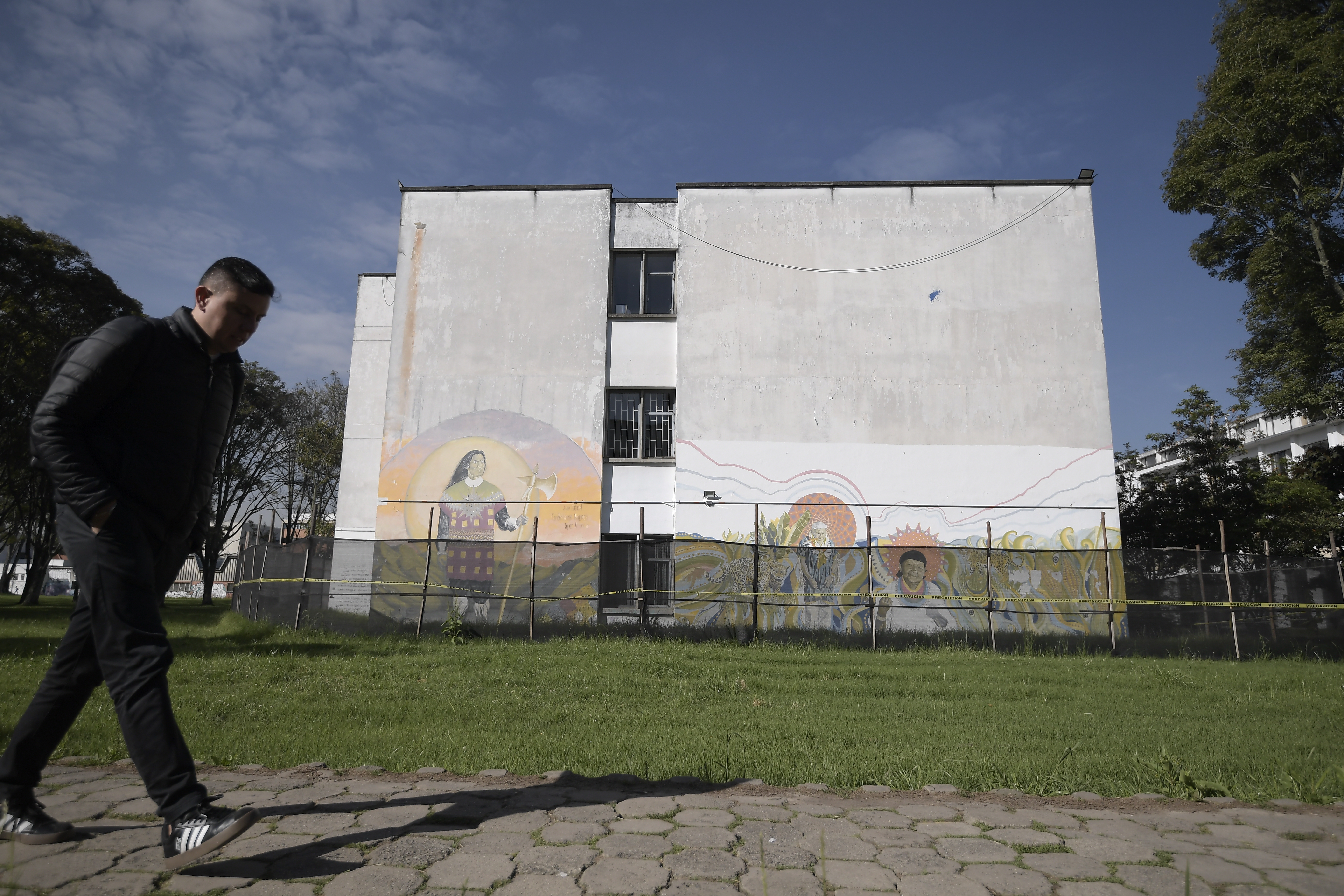Recorrido por el departamento de Farmacia de la Universidad Nacional, sede Bogotá; se observa deterioro y grietas.