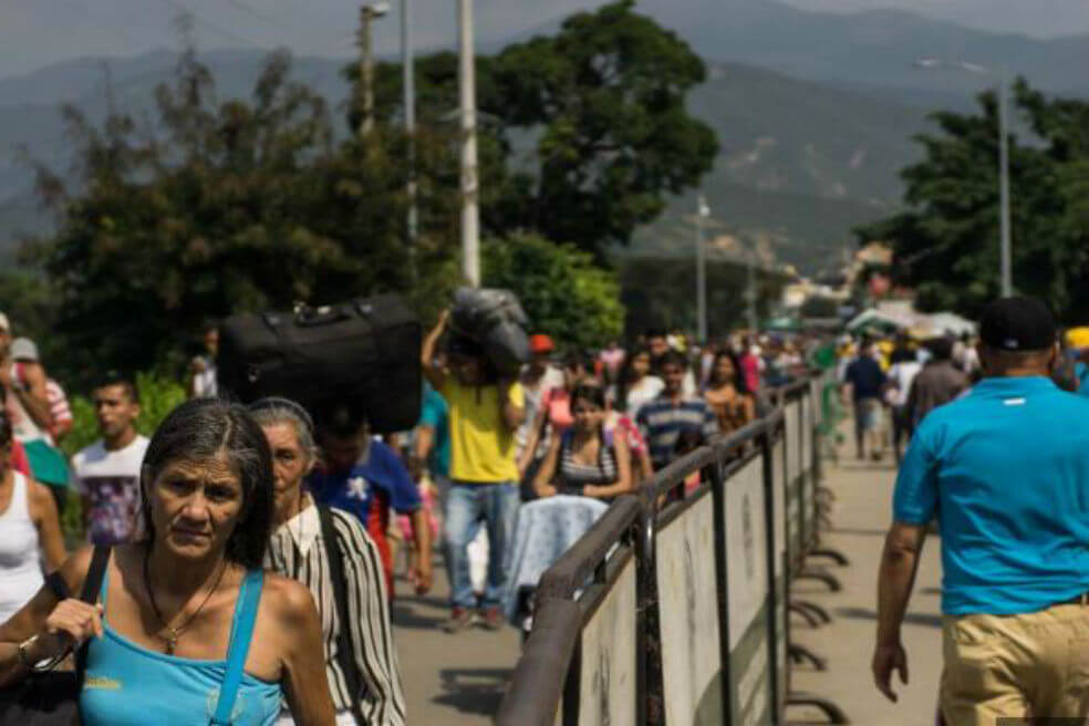 Refugiados reclutados transportan oro a través de la frontera con Venezuela