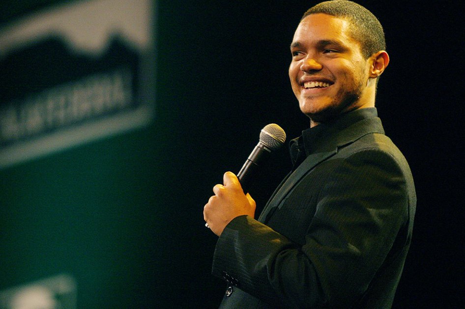 Nuevo presentador de «The Daily Show», criticado por supuestos mensajes antisemitas