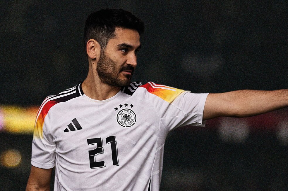 Ilkay Gündogan posa con la camiseta más reciente que Adidas lanzó para Alemania.