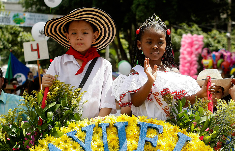 Los niños dan inicio a la Feria de las Flores