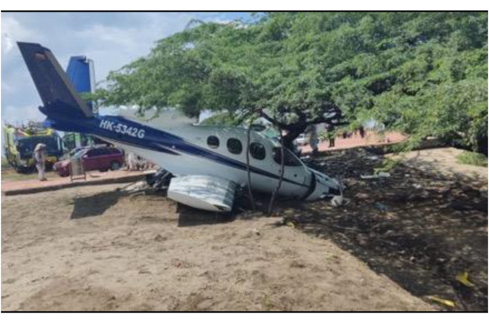 Jaider Daniel de la Hoz (izq.) tenía tres años cuando murió. Milton Cabeza (der.) piloteaba la avioneta.