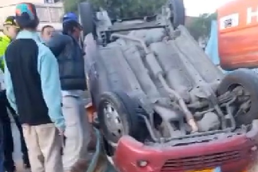 Conductor se volcó en Bogotá, rechazó la ayuda y huyó: lo capturaron con armas