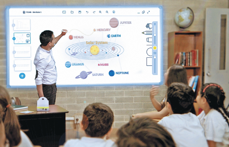 Los docentes pueden acceder a la plataforma de Aulas Amigas para aprender más sobre los equipos. / Cortesía Aulas Amigas