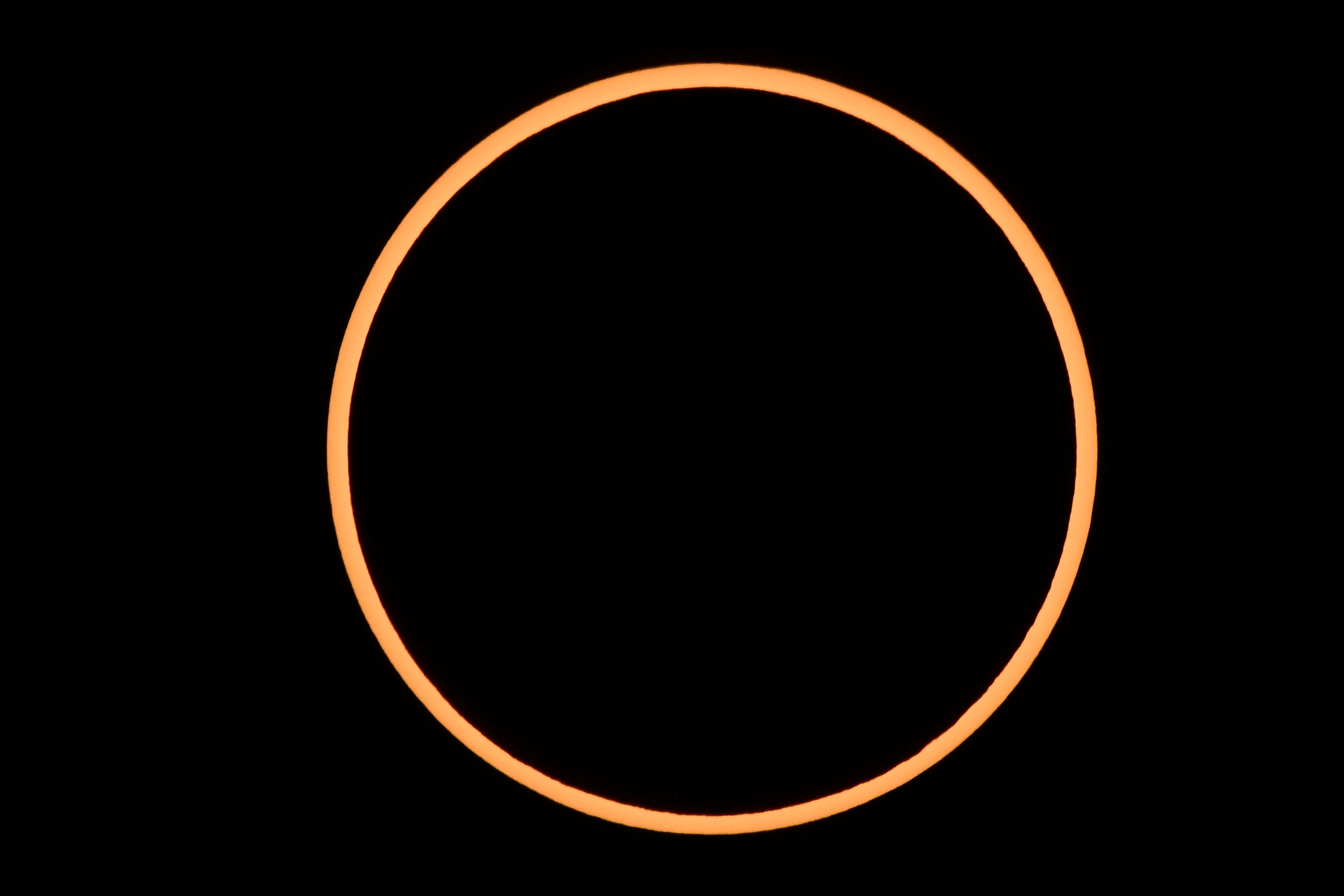 El efecto "anillo de fuego" provocado durante el eclipse anular de Sol. /AFP
