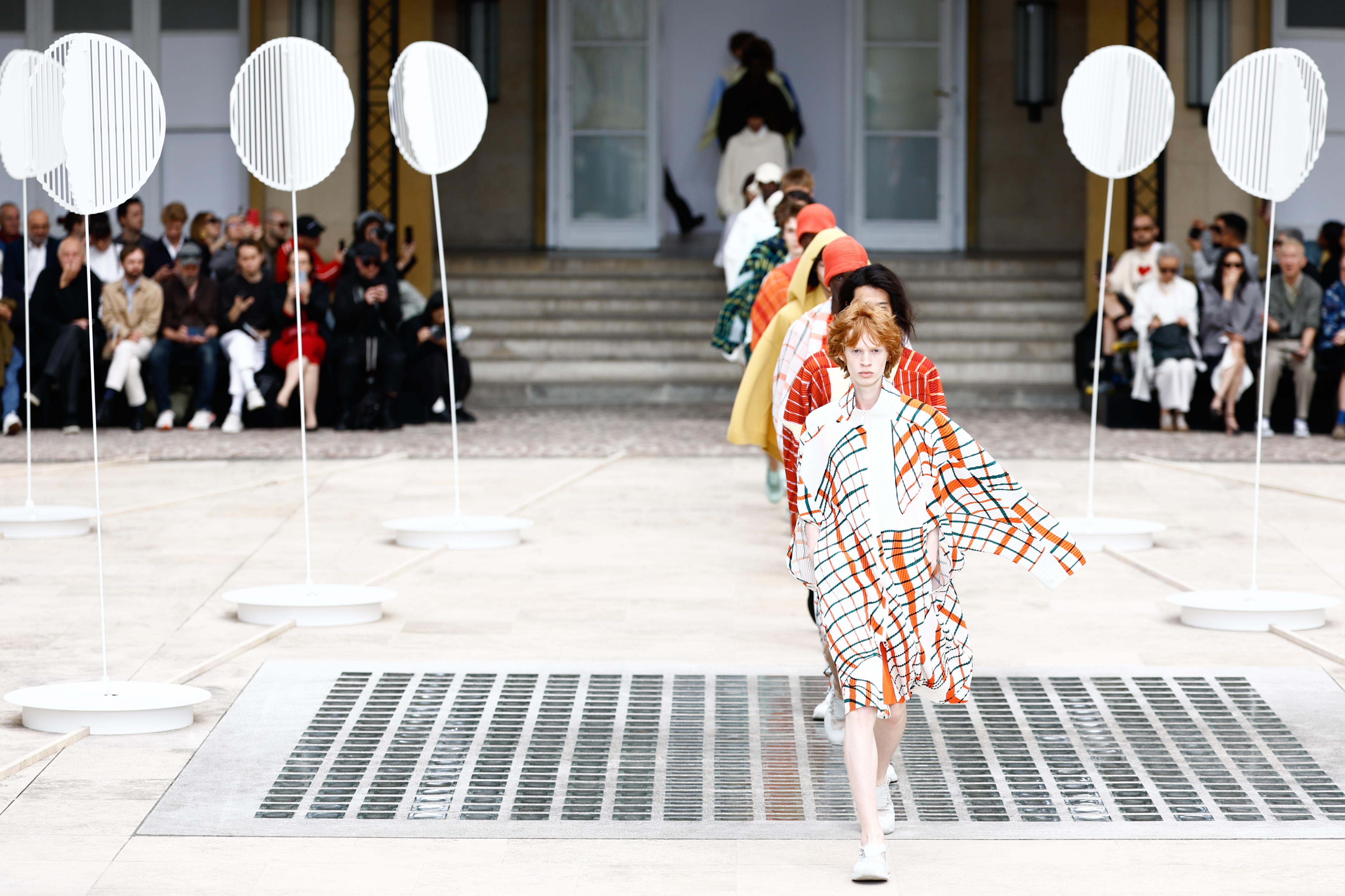 El hombre Miyake se decanta por el color y las superposiciones