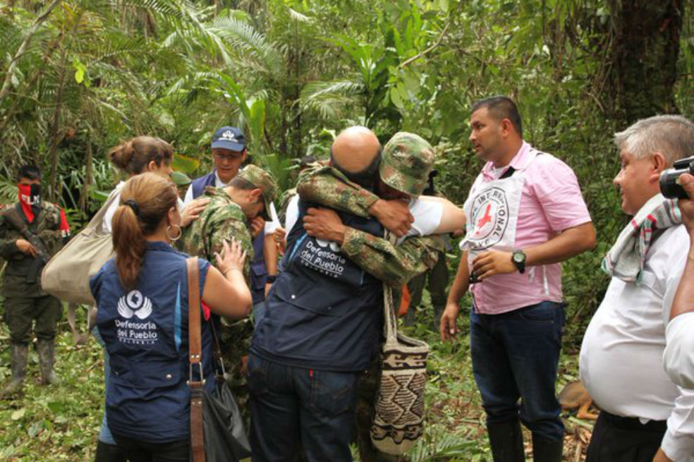Conmovedoras imágenes de la liberación de los soldados secuestrados por el ELN