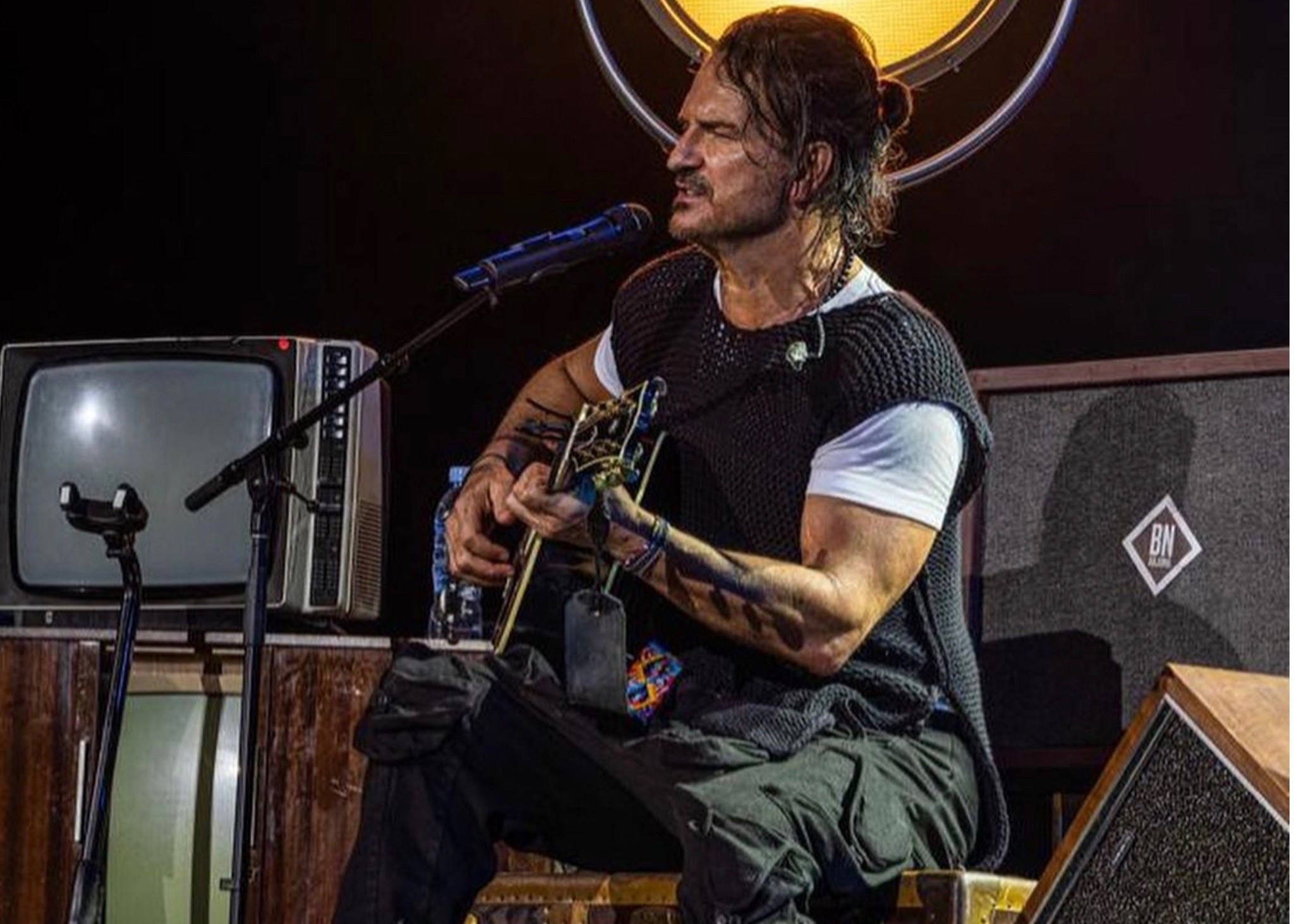 Video: ¡Sin ropa! Así quedó fanática de Ricardo Arjona en uno de sus conciertos