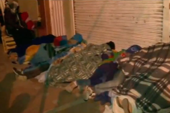 Mujeres y niños, en vela haciendo fila para lograr subsidio del Estado