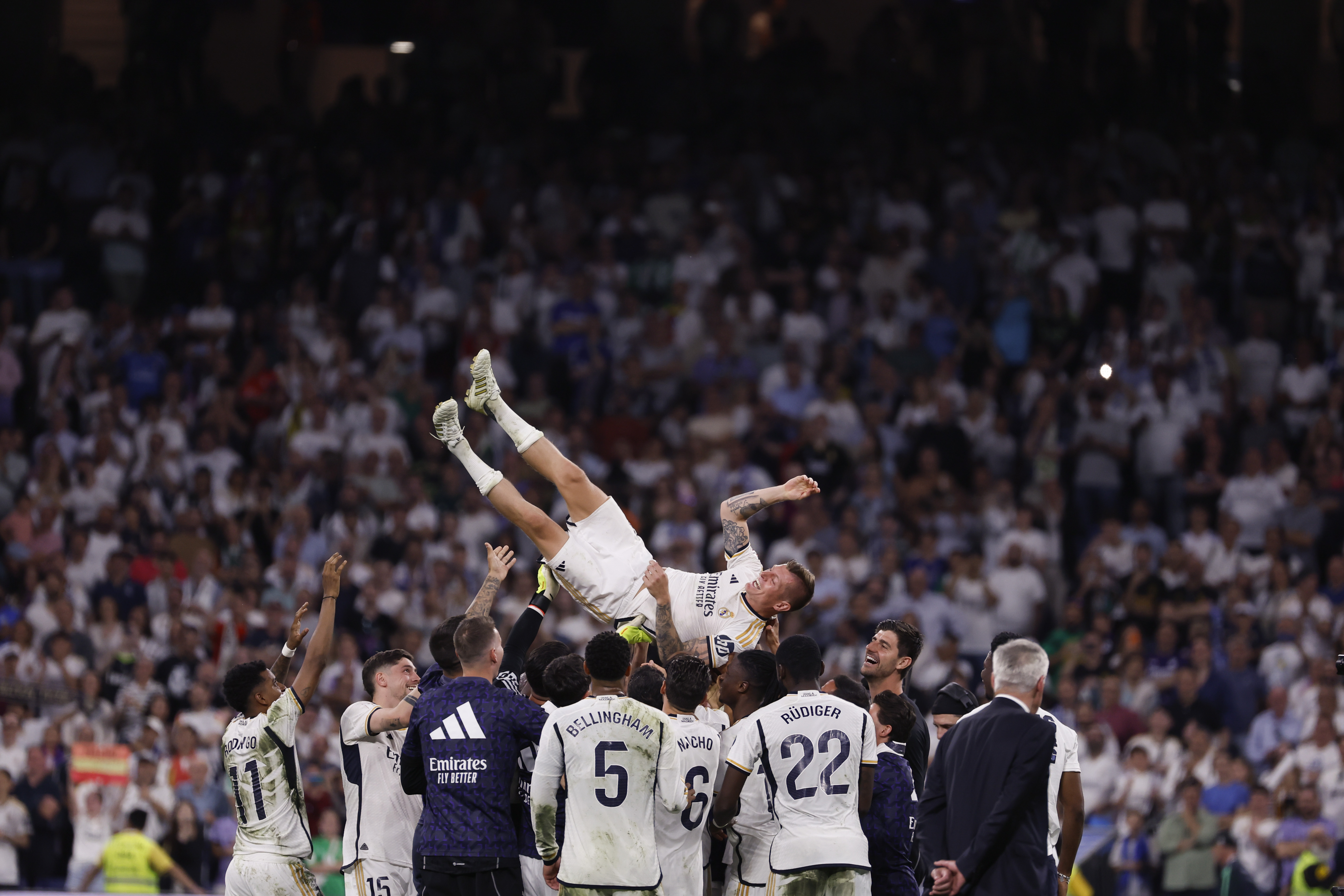 ¡Pelos de punta! Toni Kroos se despidió de Real Madrid: así lo celebró el Bernábeu