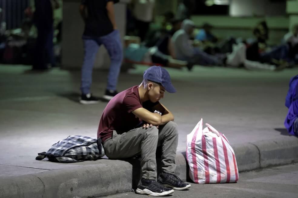 Corte Suprema de EE. UU. avala medida para negar residencia a migrantes con subsidios