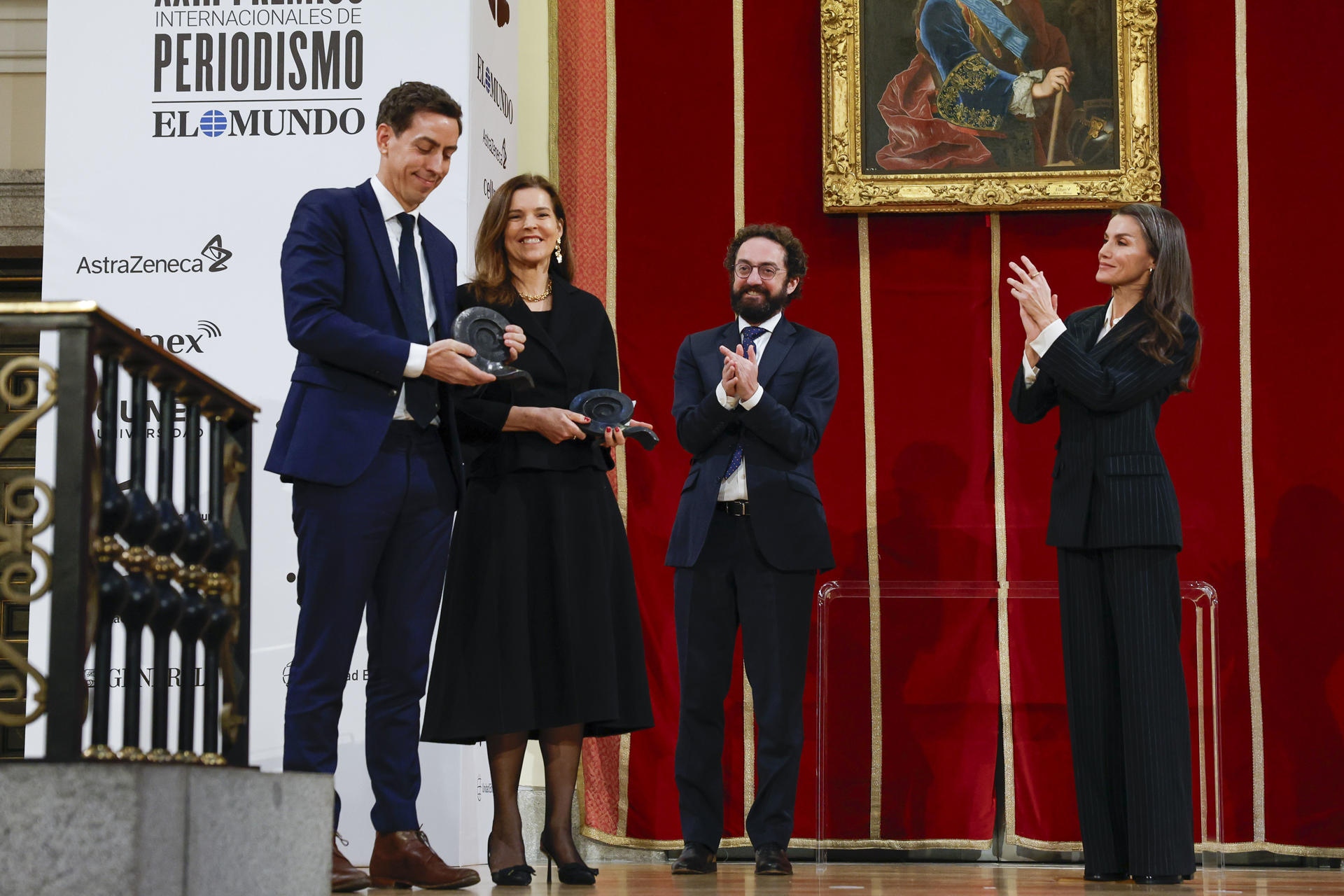 El traje negro con rayas de la reina Letizia: una inspiración para sus looks de oficina