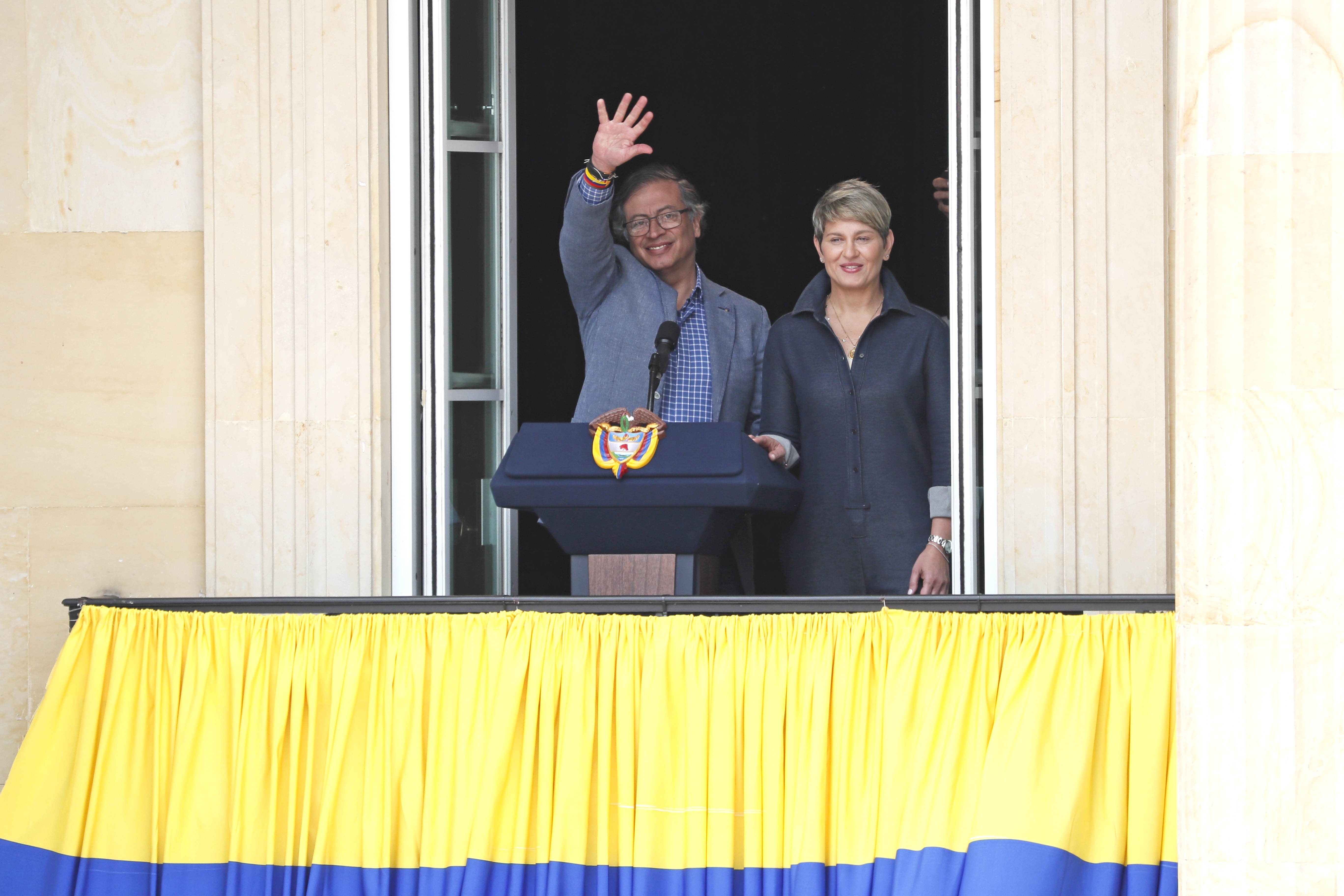 BOG400. BOGOTÁ (COLOMBIA), 01/05/2023.- El presidente de Colombia, Gustavo Petro (i), saluda junto a su esposa Verónica Alcocer antes de pronunciar un discurso desde la Casa de Nariño en Bogotá (Colombia). Gustavo Petro se dirigió a los ciudadanos desde un balcón del palacio presidencial para referirse sobre los principales puntos de las reformas laboral y pensional planteadas por su Gobierno. EFE/ Carlos Ortega