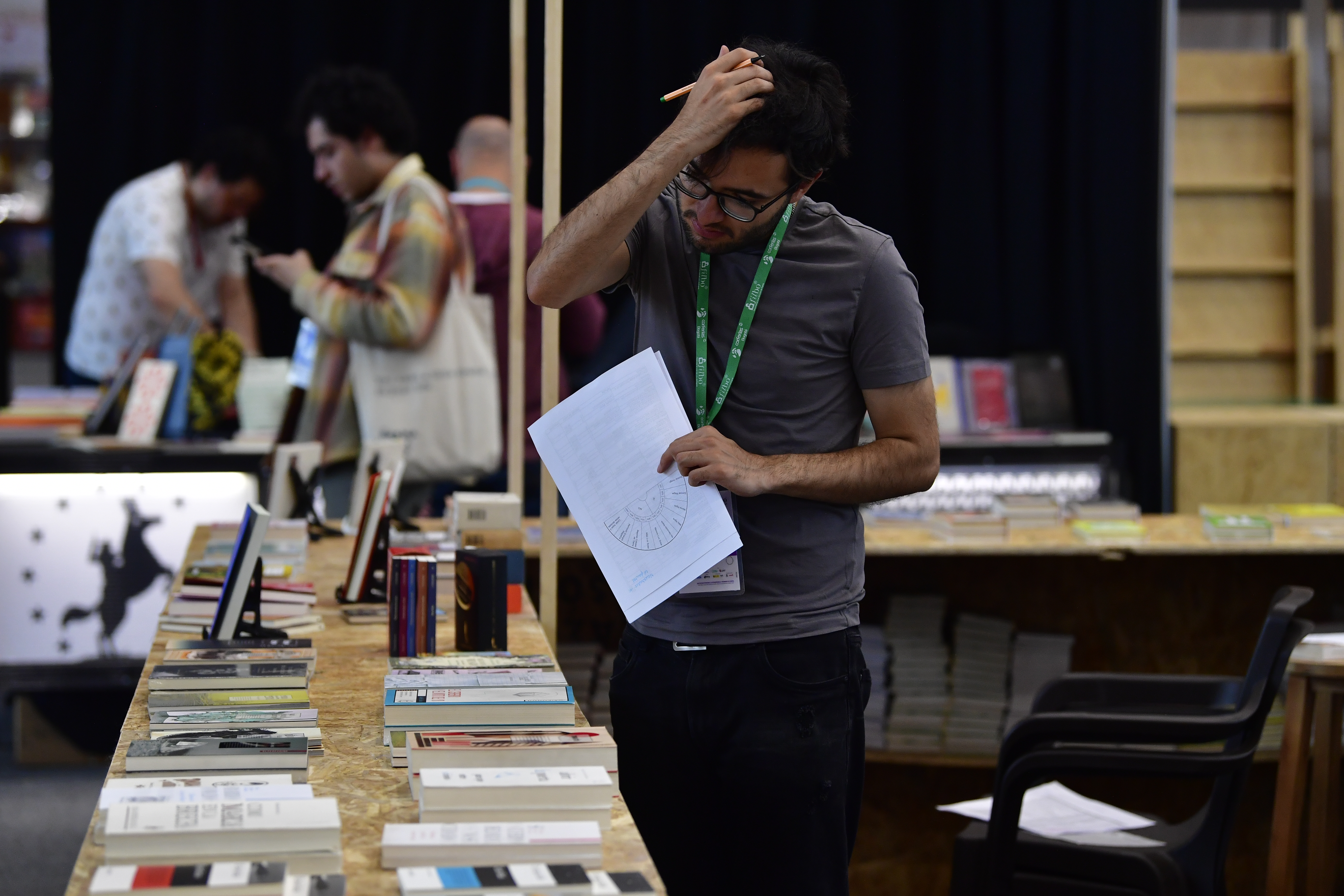 Estand ubicado en el Pabellón 17 de Corferias, alberga libros de cerca de 20 editoriales durante la Feria del Libro 2025, invitado de Honor España (Crónica de un viaje: así llega un libro a manos de su lector en la FilBo)