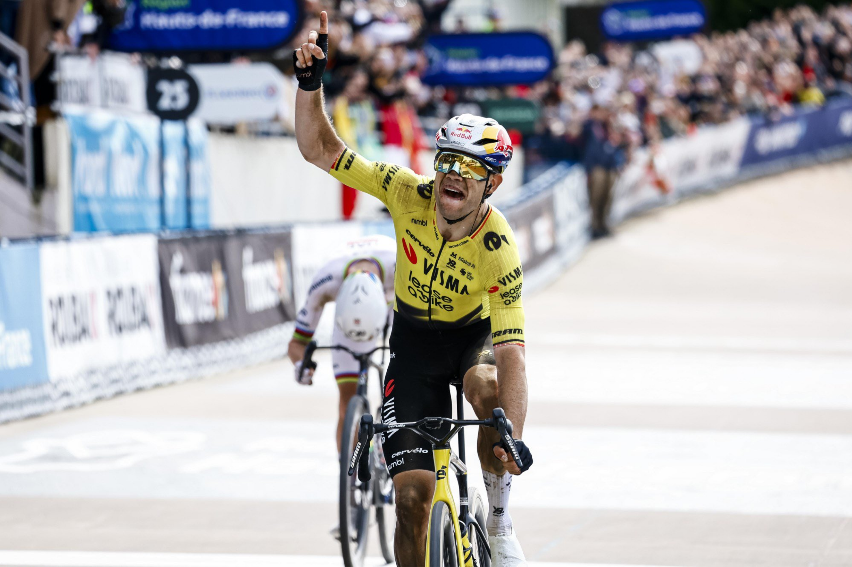 Wout van Aert le quitó la hazaña a Pogacar en la Paris-Roubaix: así fue el final de infarto