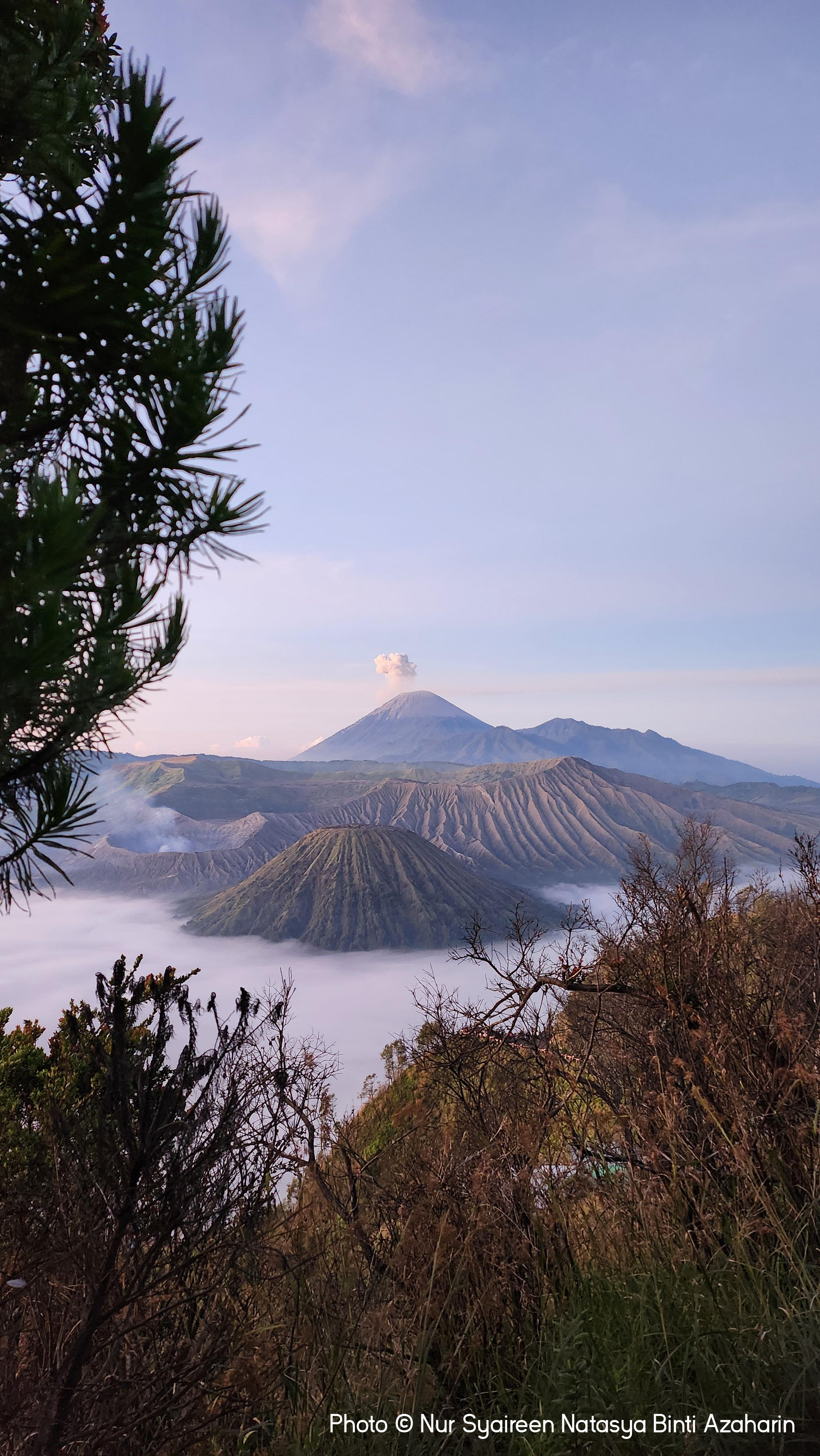 La ganadora en la categoría de mejor fotografía capturada con un smartphone fue Nur Syaireen Natasya Binti Azaharin, quien tomó la foto de los volcanes humeantes en Java Oriental, Indonesia. La imagen se capturó con un Samsung Galaxy Z Flip4.
