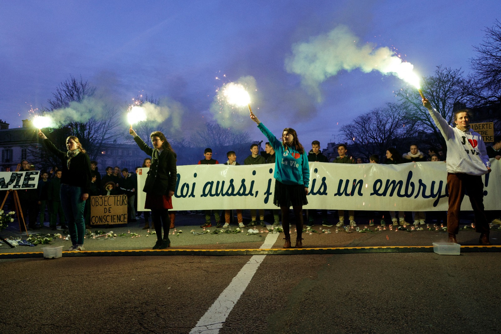 Varias mujeres encendieron bengalas en protesta contra la inclusión de este derecho en la Constitución. La Iglesia Católica, la Conferencia Episcopal Francesa y la Pontificia Academia para la Vida, son algunas de las pocas instituciones que han lamentado lo ocurrido.