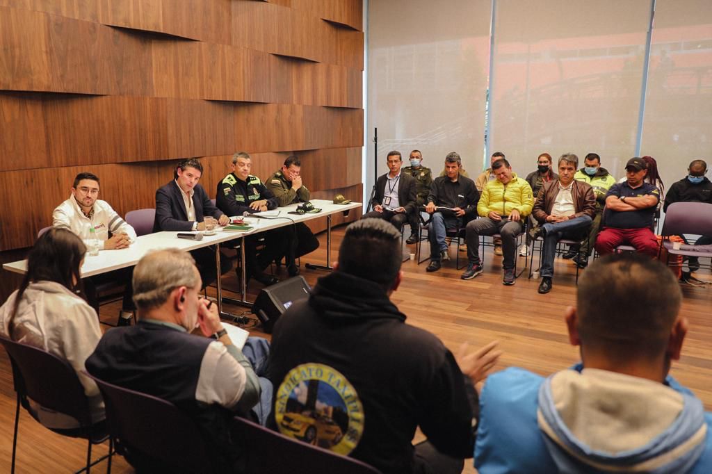 Botón de pánico y otros acuerdos a los que llegaron los taxistas y el Distrito
