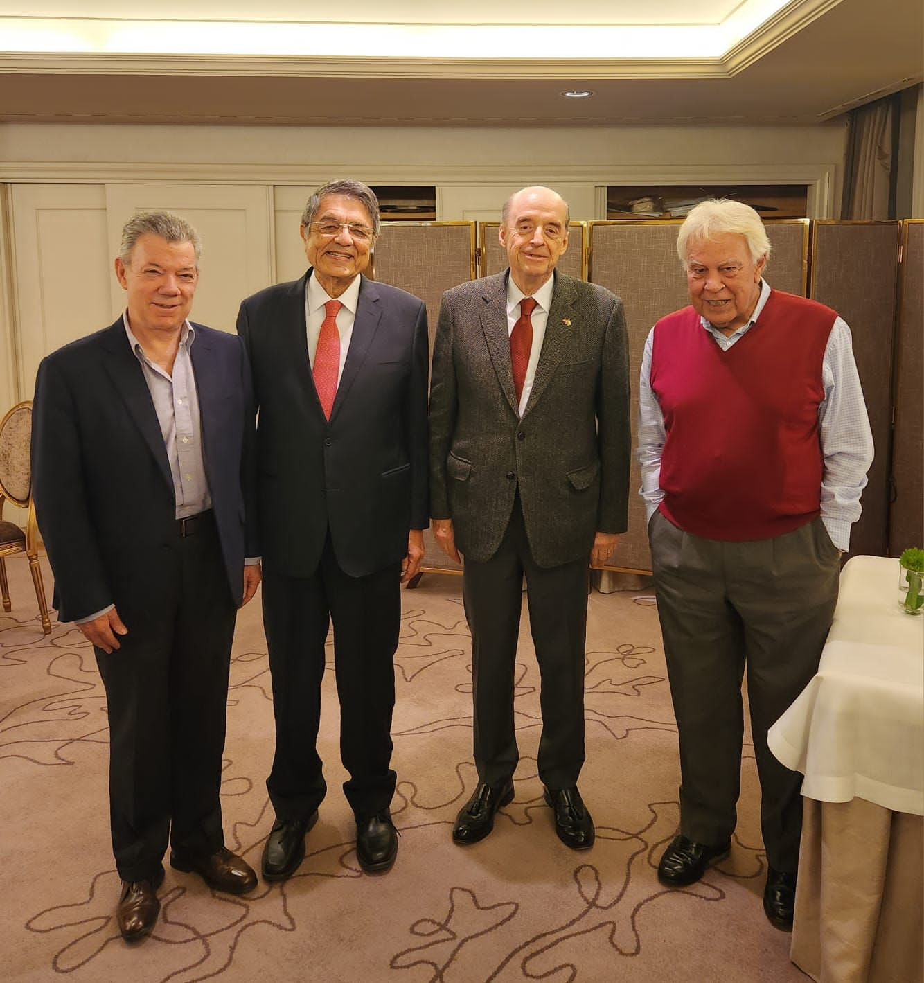 MADRID, 22/02/2023.- El canciller colombiano, Álvaro Leyva (2d), se reunió ayer con el escritor nicaragüense Sergio Ramírez (2i), en la capital española, un encuentro en el que estuvieron presentes también los expresidentes del Gobierno de España Felipe González (d) y de Colombia Juan Manuel Santos (i). El Gobierno de Colombia ofreció al escritor nicaragüense Sergio Ramírez la nacionalidad colombiana, después de que el Ejecutivo de Daniel Ortega le despojara de la suya como a otros 300 ciudadanos de Nicaragua, entre ellos la poetisa Gioconda Belli. EFE/Cancillería de Colombia -SOLO USO EDITORIAL/SOLO DISPONIBLE PARA ILUSTRAR LA NOTICIA QUE ACOMPAÑA (CRÉDITO OBLIGATORIO)-