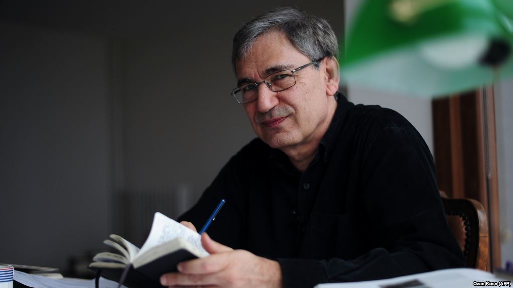 Pamuk aborda en su nueva obra por qué se vota a «padres que aplastan a hijos»