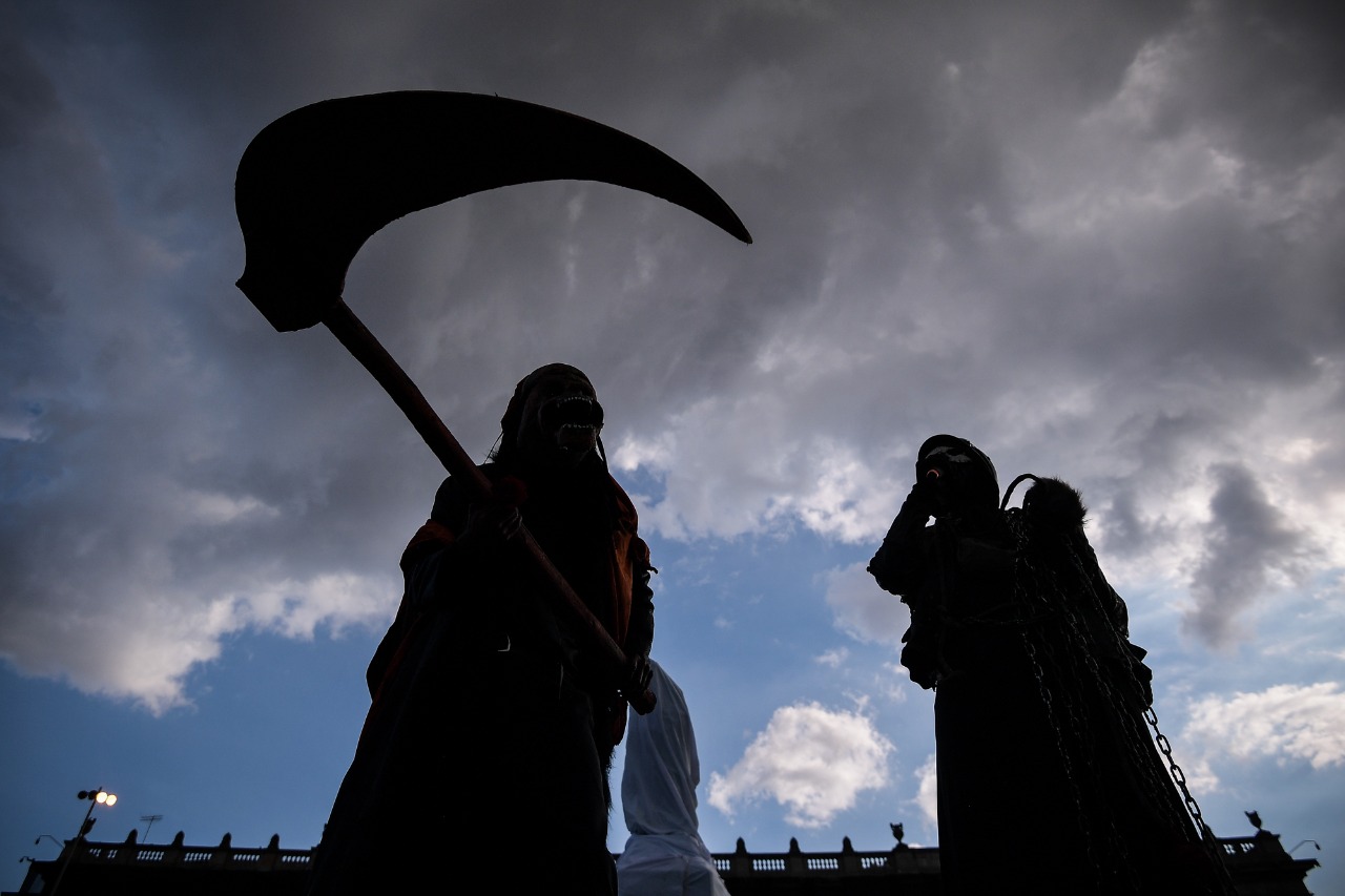 Con una ocupación de las unidades de cuidados intensivos del 85,2 % en la capital, la Alcaldía de Bogotá ha implementado medidas como toque de queda y cuarentena general.