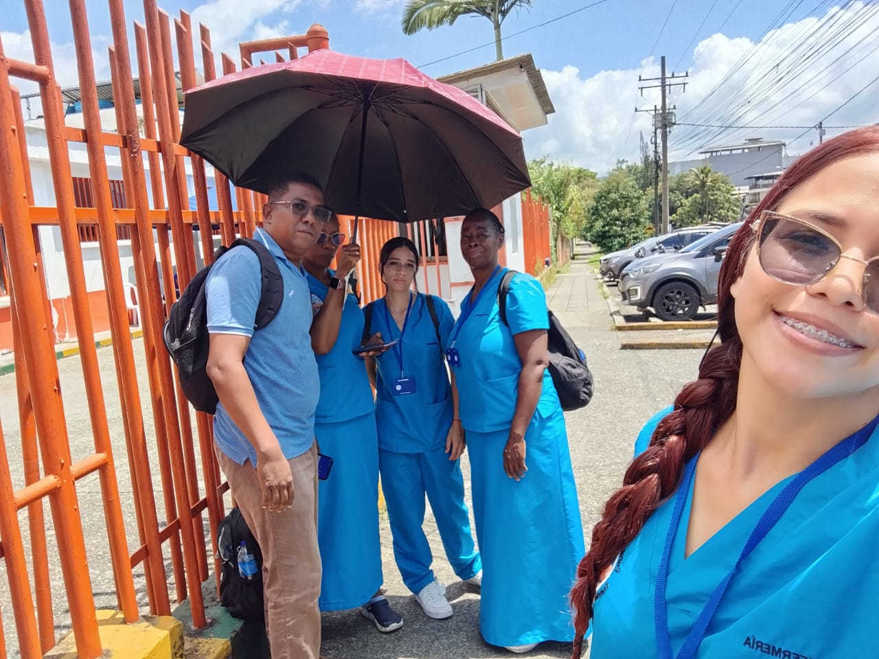 El pastor que recorre Buenaventura auxiliando a los damnificados por el terremoto