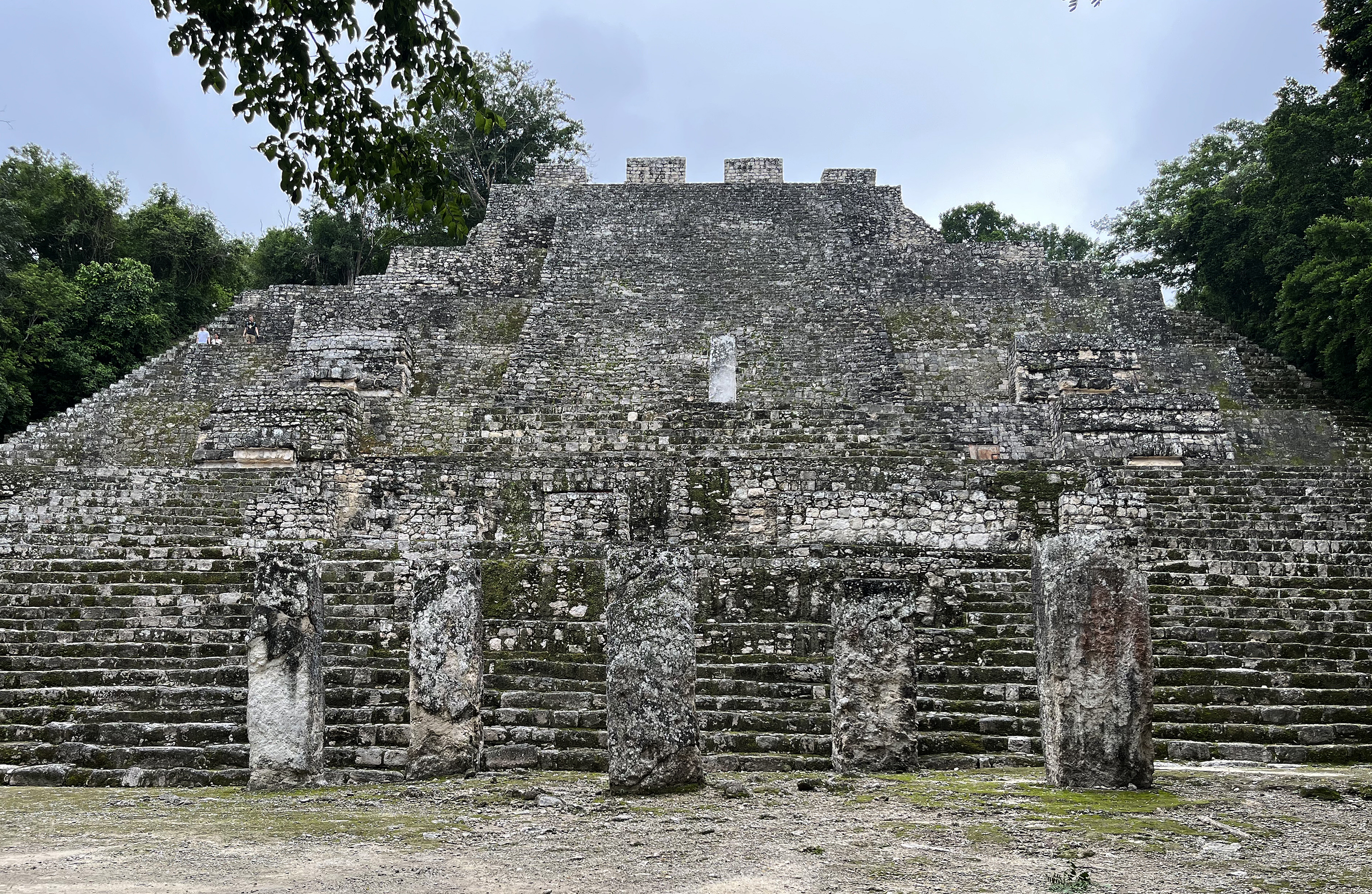 MEX4573. CALAKMUL (MÉXICO), 28/07/2024.- Fotografía de la Estructura II de la zona arqueológica de Calakmul, en Campeche (México). La zona arqueológica de Calakmul, ubicada en el corazón de la Reserva de la Biosfera de Calakmul, Campeche, en el sur de México, despierta el interés del mundo que desea conocer los secretos de la Dinastía K´aan o Reino de la Cabeza de Serpiente. EFE/Martha López