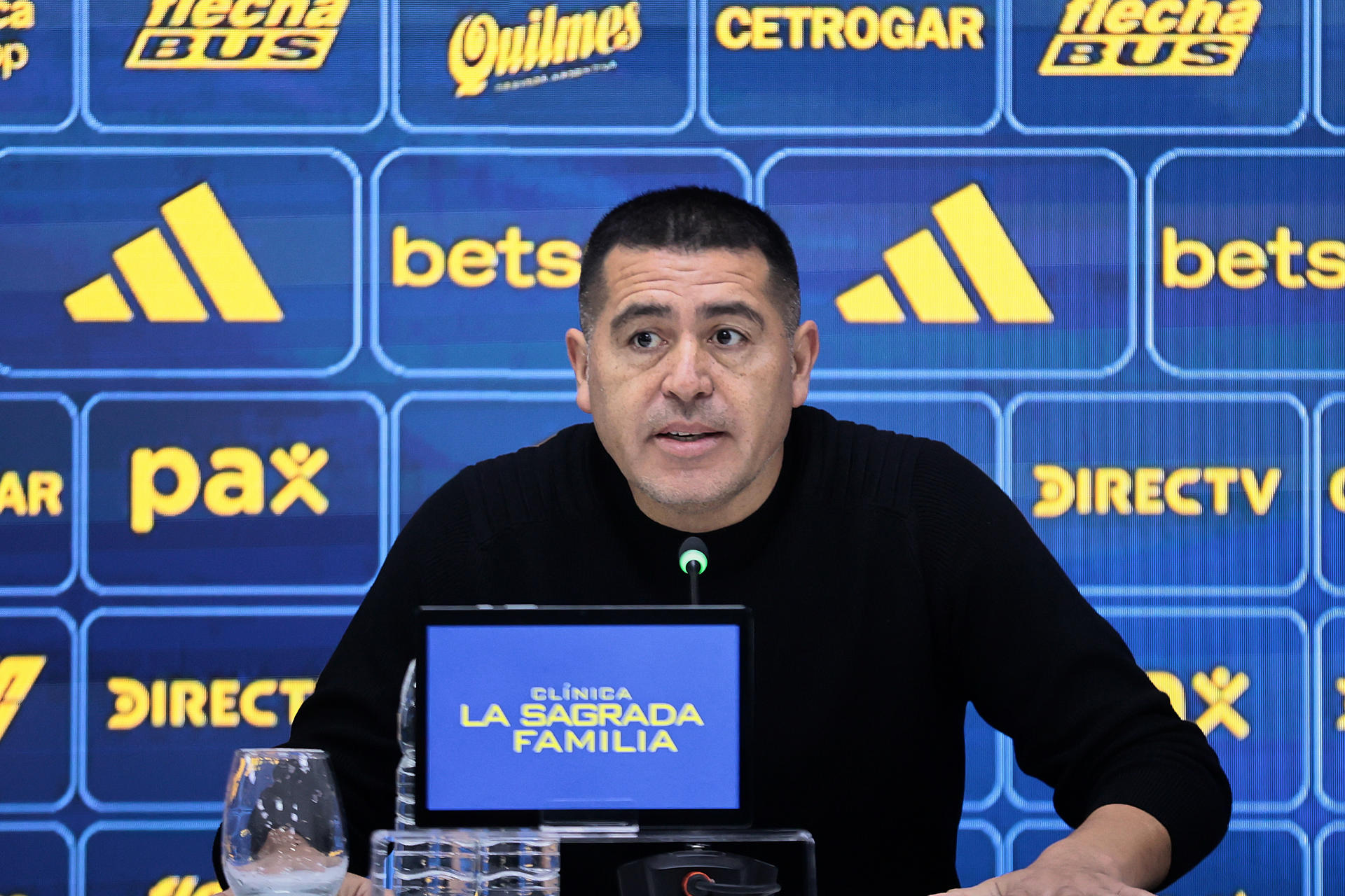 AME2587. BUENOS AIRES (ARGENTINA), 02/06/2025.- El presidente de Boca Juniors, Juan Román Riquelme, habla durante una rueda de prensa este lunes, en el predio de entrenamiento del club, en Ezeiza (Argentina). Boca Juniors anunció a Miguel Ángel Russo como su nuevo entrenador, tras la salida hace poco más de un mes de Fernando Gago y con la mira puesta en el Mundial de Clubes que se disputa este mes en Estados Unidos. EFE/ Adan González
