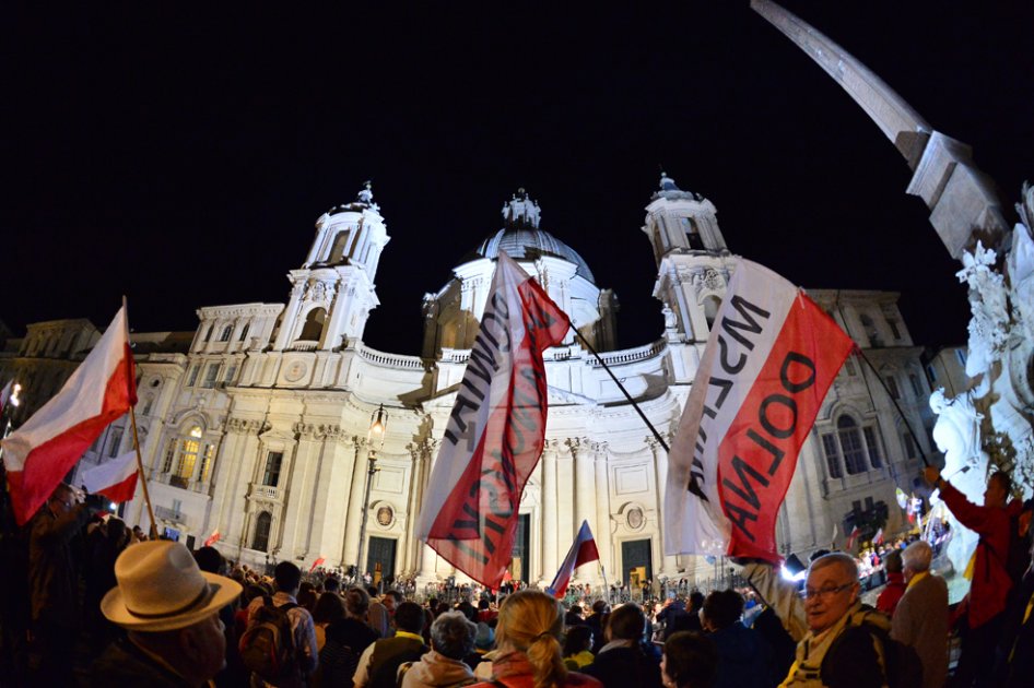 Una lluvia fina podría ensombrecer la "noche blanca" de oración organizada en todos los idiomas en quince iglesias del centro.