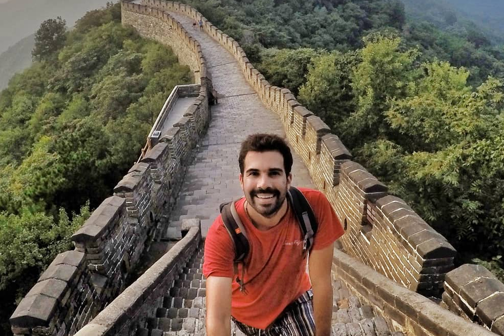 Juan Fernando Campo - @JuanitoviajeroHay que entender la situación y ocuparnos, no dejarnos alarmar ni llenarnos de tantos miedos, alejarnos de tanta desinformación. A pesar de que no podemos negar que la situación es muy crítica, hay que quedarnos en casa e intentar darle la vuelta a nuestra energía y no enfocarnos tanto en lo malo. Obviamente es difícil, pero debemos verlo como una oportunidad de estar en nuestros hogares, de buscar cosas que habíamos olvidado. Podemos aprovechar para conocernos a nosotros mismos, compartir con nuestra familia y volver a las cosas más básicas.