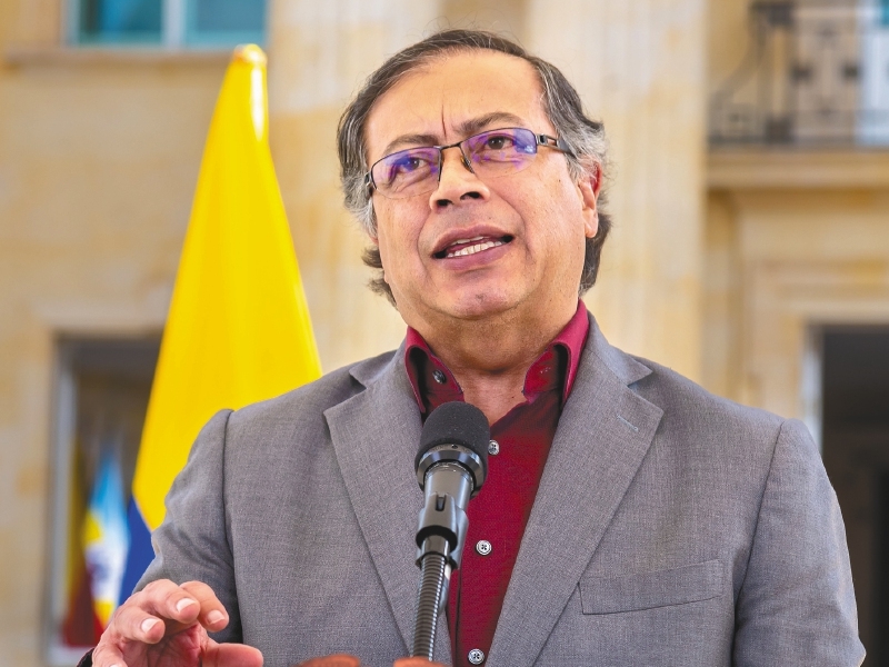 El irremediable y estratégico espejo retrovisor: ¿la nueva táctica de Petro?
