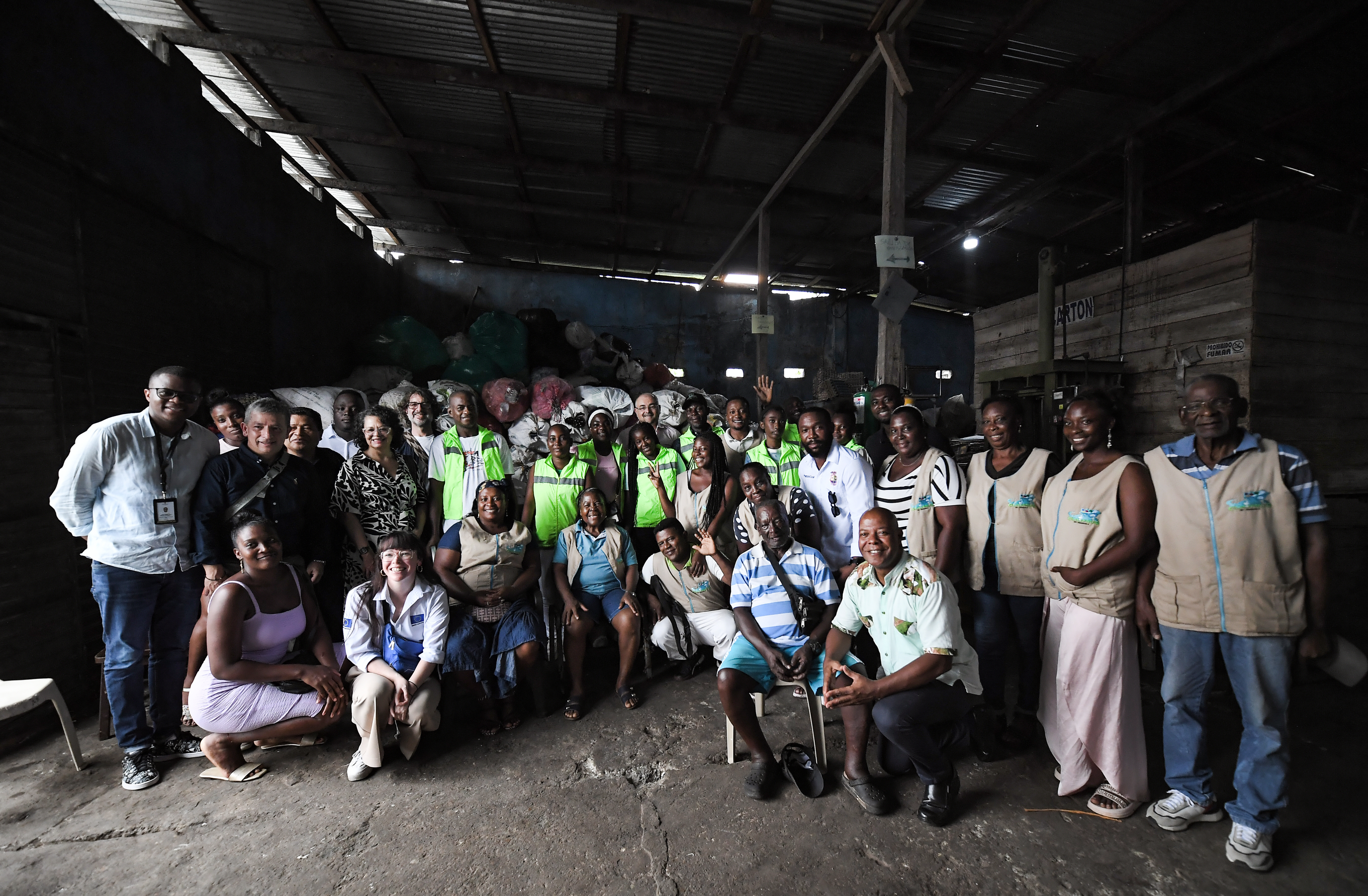 Recicladores de Quibdó recibieron materiales para fortalecer su trabajo, la economía y la paz