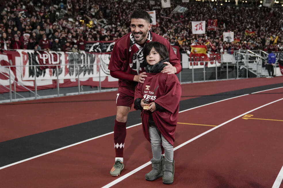 El adiós de David Villa, por la puerta grande