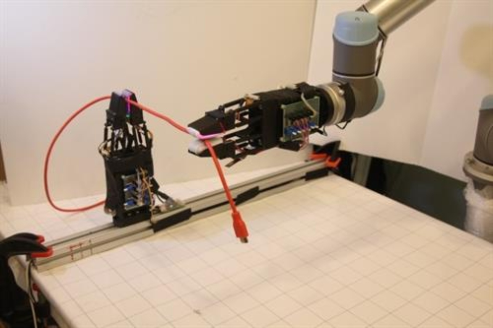 Un robot aprende a conectar los auriculares a un teléfono
