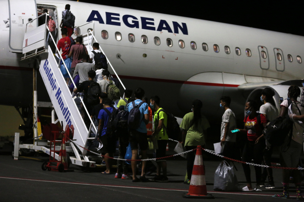 Miles de migrantes quedan sin refugio tras enorme incendio en campamento de Grecia