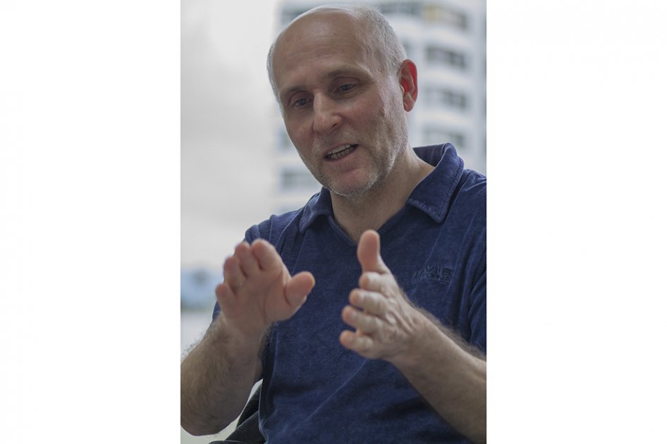 “La poesía es un polo opuesto a los medios”: Peter Waugh