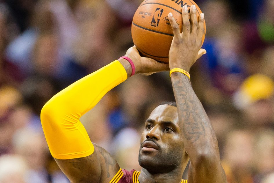 LeBron James alcanza la marca de 25.000 puntos