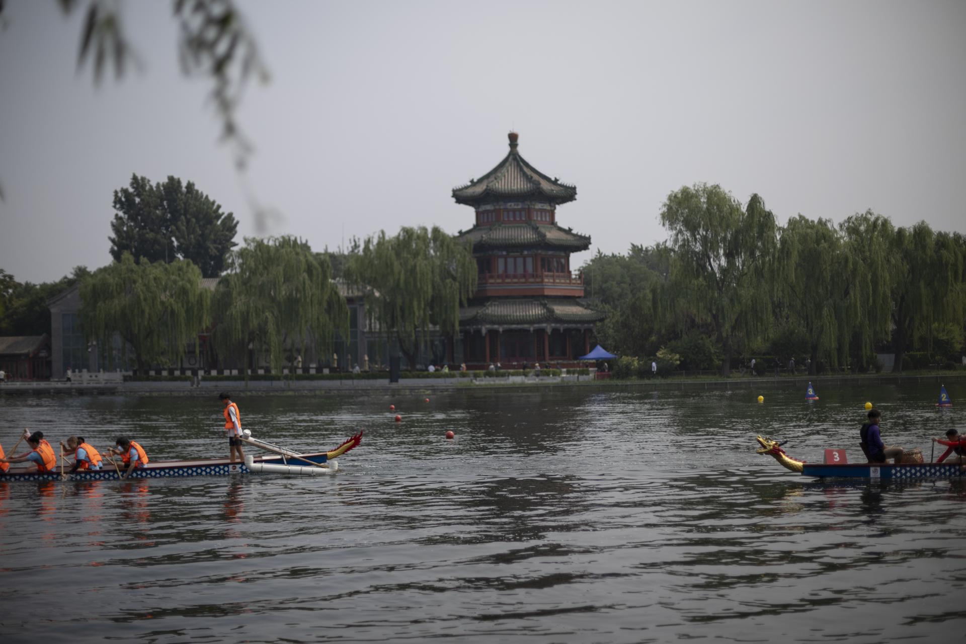 Beijing (China), 29/05/2025.- Rowers row back after a dragon boat race in Beijing, China, 29 May 2025. Dragon boat festival or Danwu Jie, in Chinese Mandarin, falls this year on 31 May. EFE/EPA/ANDRES MARTINEZ CASARES