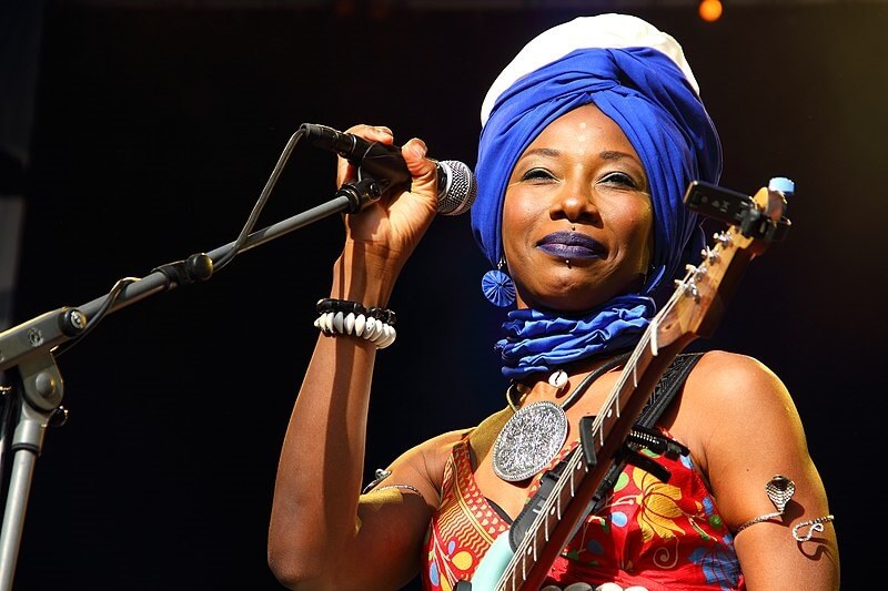 “Las africanas se ‘blanquean’ para parecerse a Beyoncé”: Fatoumata Diawara, cantante maliense