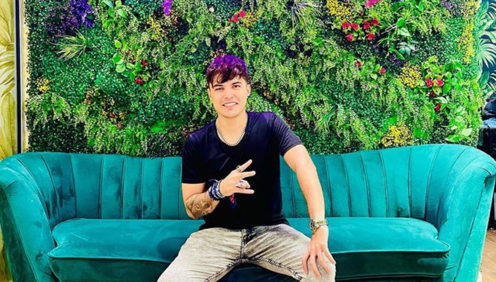Cantante Dennis Fernando se salvó ser aplastado por un árbol: le dejó grave herida