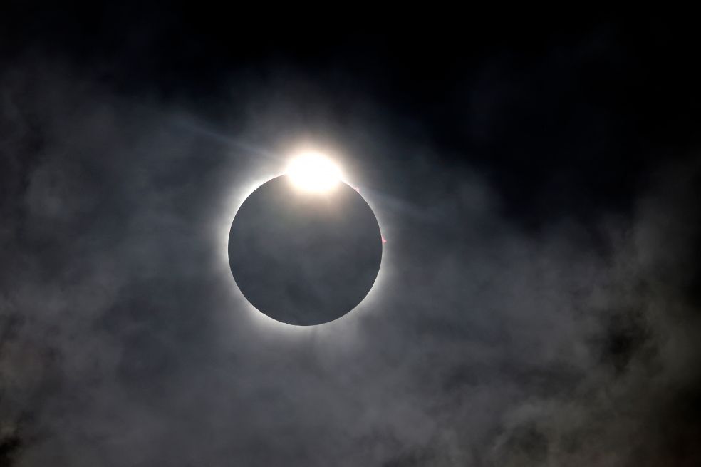 Luego, se presentaron unas franjas de sombra, que son largas y oscuras. Se caracterizan por moverse muy rápido y estar separadas por espacios blancos.