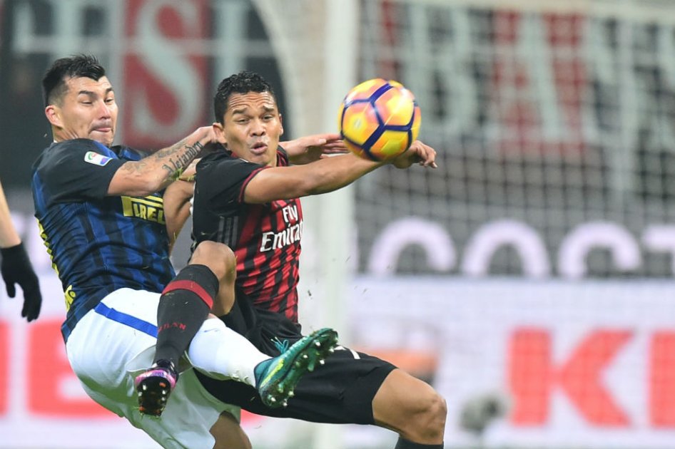 El colombiano Carlos Bacca fue titular en el clásico milanés. Foto: AFP