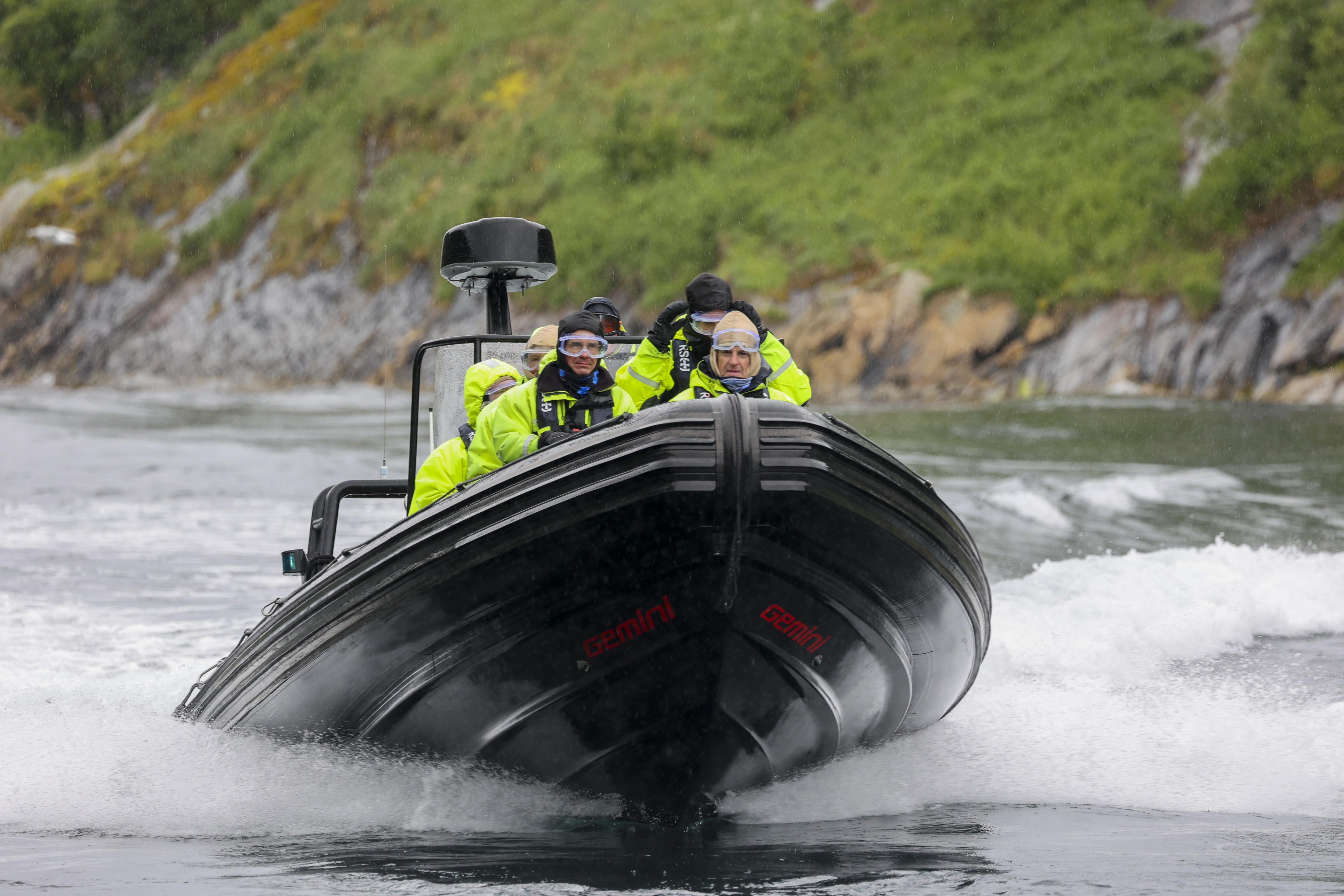 Bodo (Norway), 20/06/2024.- Norwegian Prime Minister Jonas Gahr Store (C), Swedish Prime Minister Ulf Kristersson (L) and Finnish President Alexander Stubb (C, back) attend a boat trip from Bodo harbor to Saltstraumen, Norway, 20 June 2024. Finnish President Stubb and Swedish Prime Minister Kristersson are in Norway to discuss strengthening cooperation between Finland, Sweden, and Norway as members of NATO. (Finlandia, Noruega, Suecia) EFE/EPA/JAN LANGHAUG NORWAY OUT