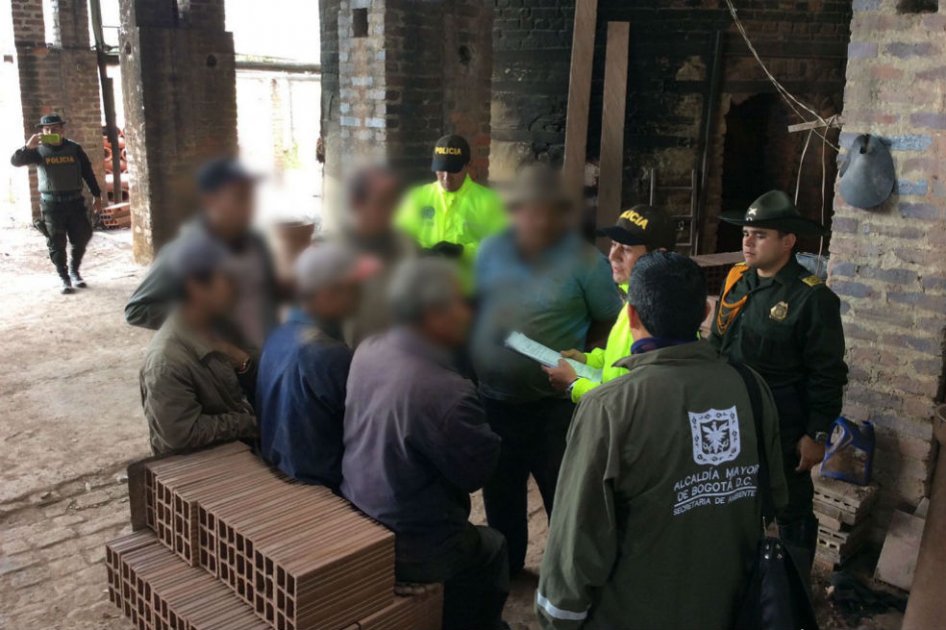 Sellan ladrillera ilegal en Bogotá por contaminar el aire