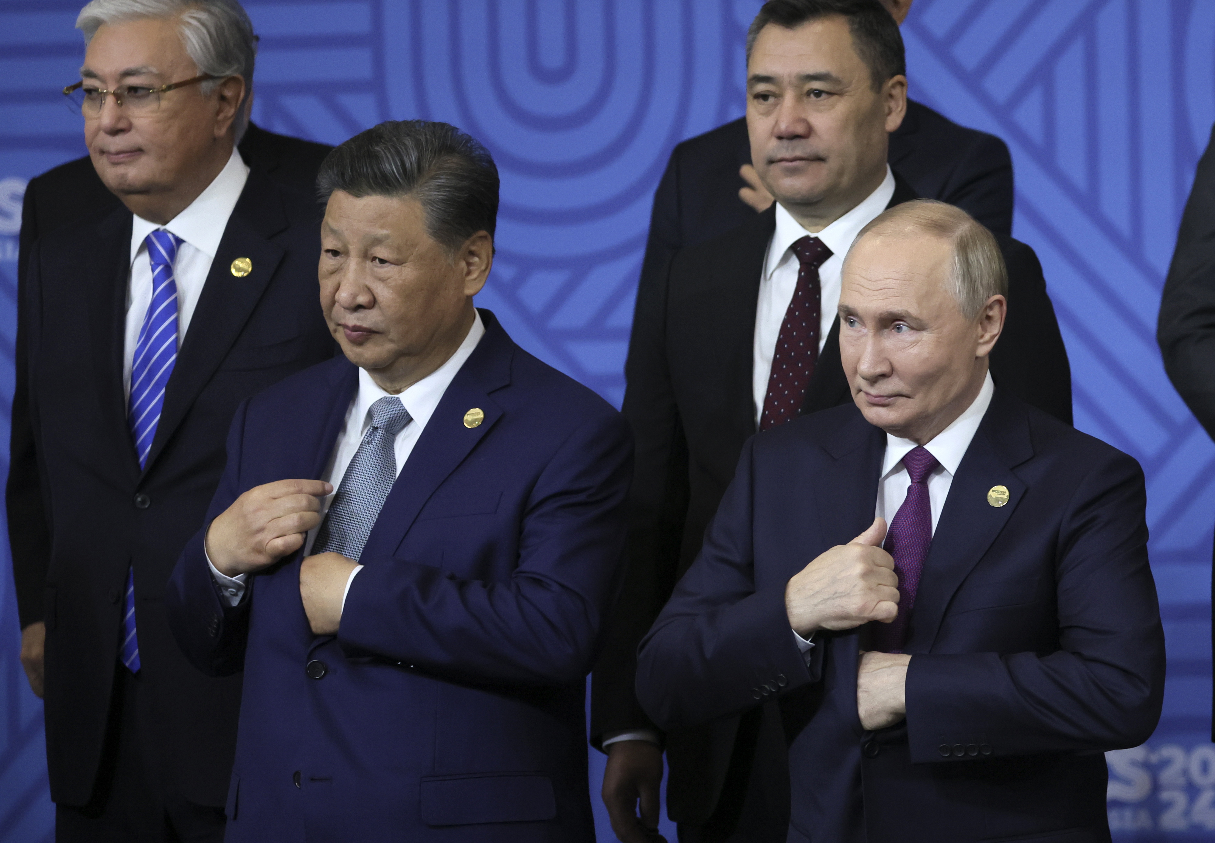 Kazan (Russian Federation), 24/10/2024.- Russian President Vladimir Putin (R) speaks with Chinese President Xi Jinping (2-L) as other participants in the outreach/BRICS Plus format meeting pose for a family photo during the BRICS summit in Kazan, Russia, 24 October 2024. The BRICS summit takes place from 22 to 24 October. (Rusia) EFE/EPA/MAXIM SHIPENKOV