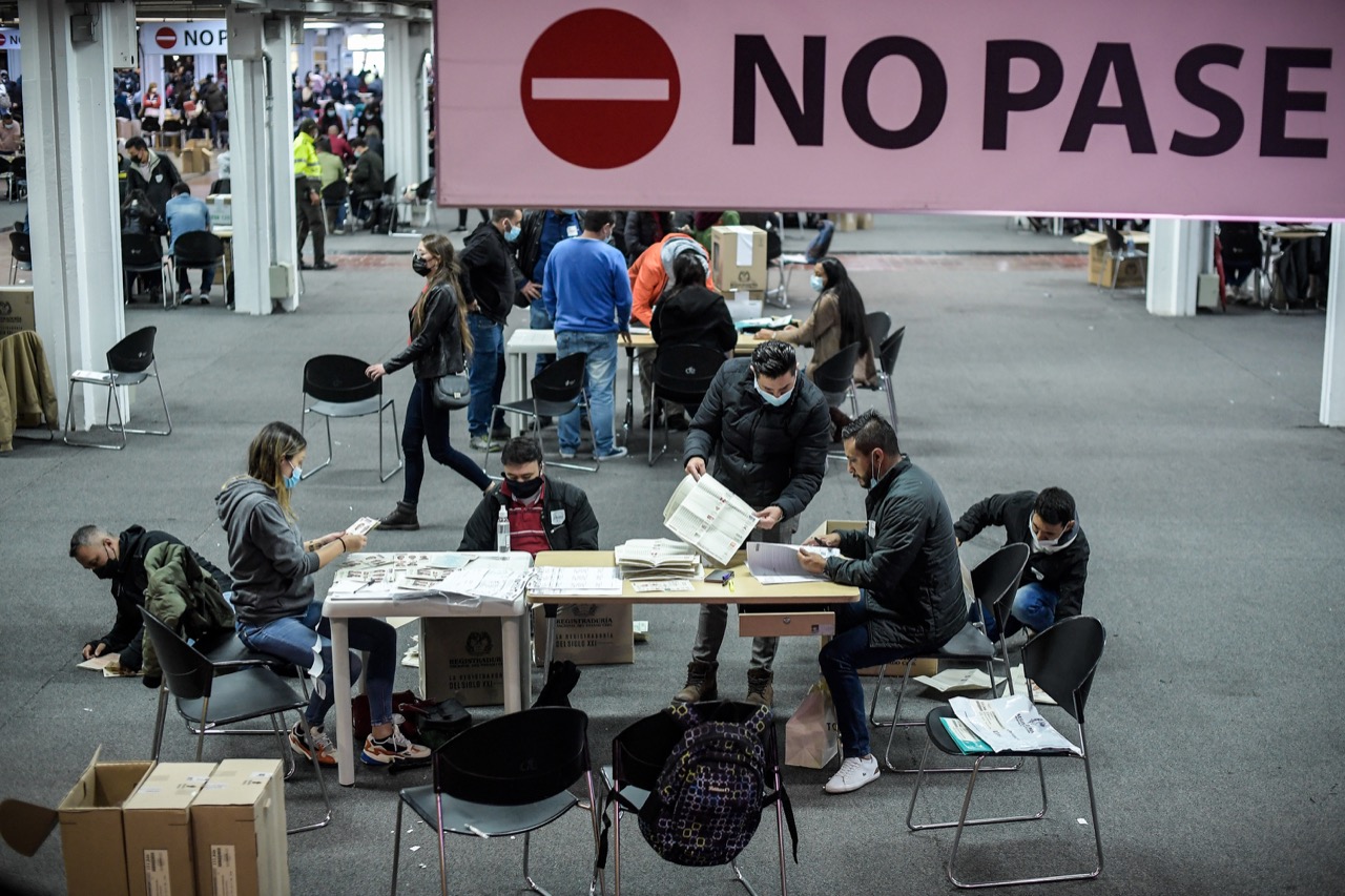 En total, 727 823 jurados de votación se encuentran realizando el proceso de preconteo de votos en los más de 12.000 puestos de votación a nivel nacional.