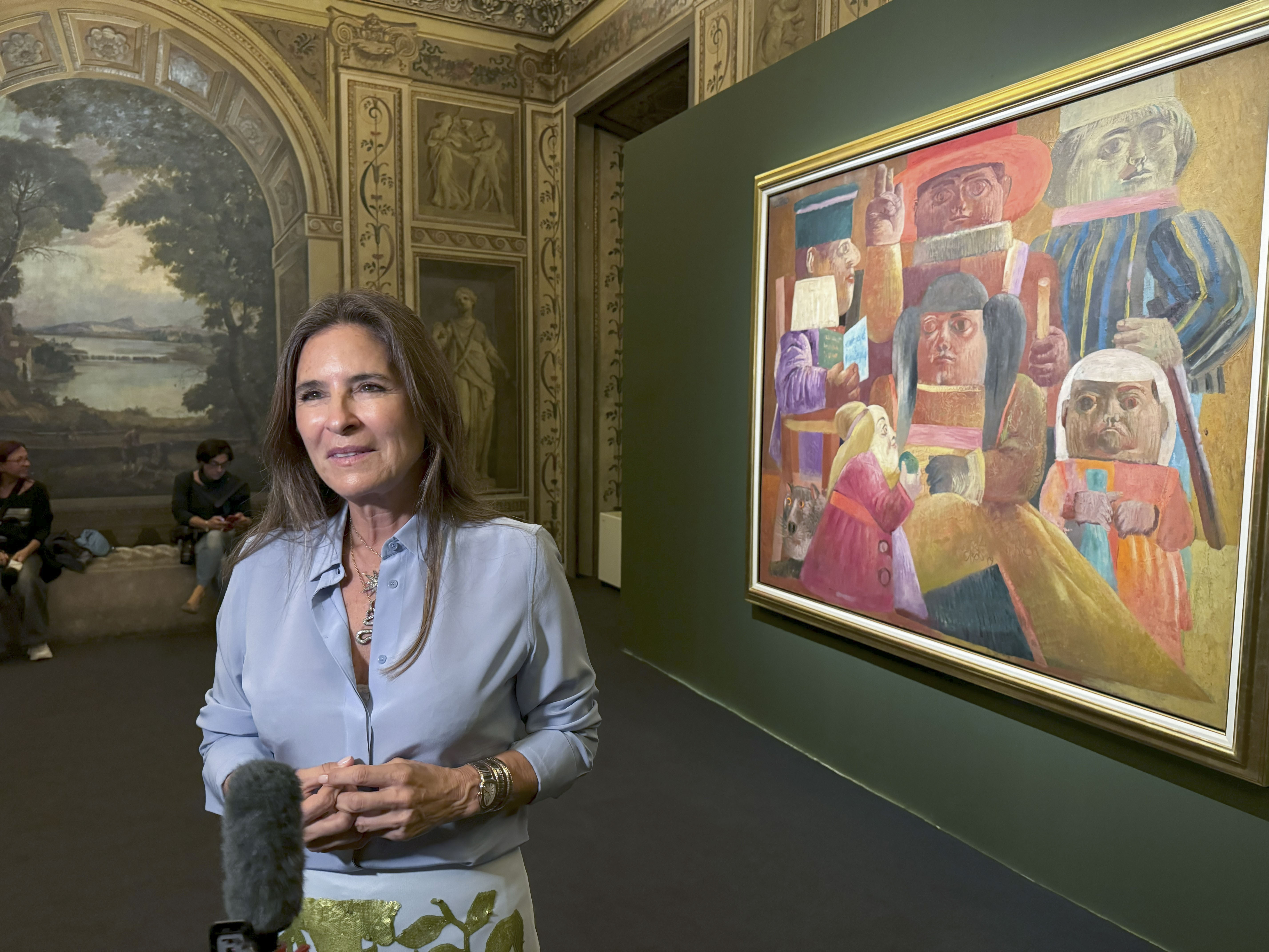 ROMA, 16/09/2024.- Lina Botero en la exposición sobre su padre, Fernando Botero, en Roma. El universo único del artista colombiano Fernando Botero ha llegado al centro de Roma con la mayor exposición sobre su obra organizada en Italia, su segunda patria, todo un homenaje a un año de su muerte con lienzos famosos, también inéditos y otros que entrañan en su pintura historias personales del maestro.EFE/ Gonzalo Sánchez