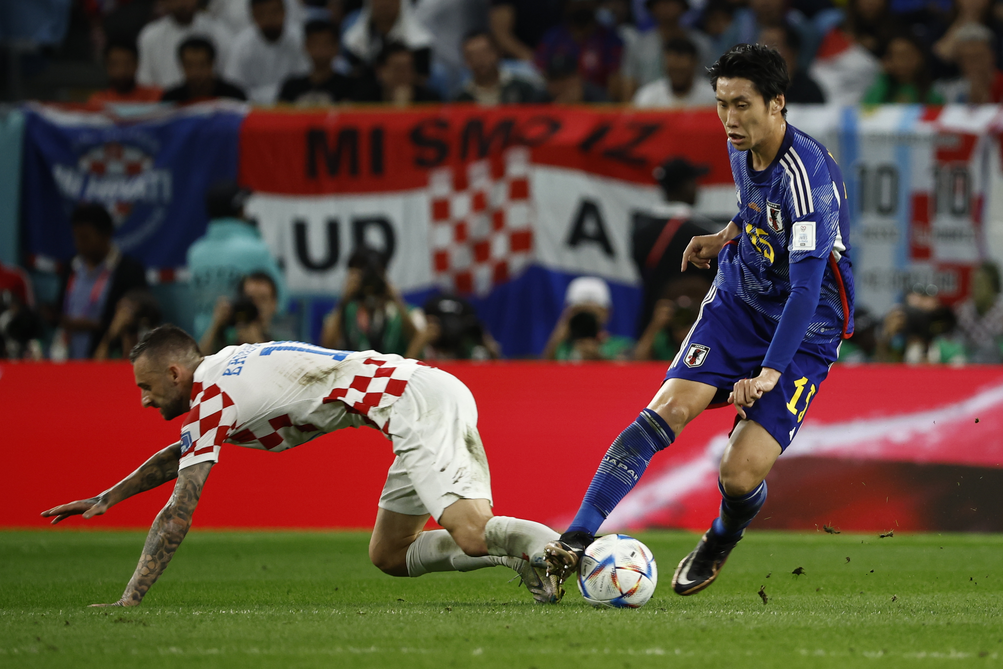 GR1084. AL WAKRAH (CATAR), 05/12/2022.- Daichi Kamada (d) de Japón disputa un balón con Marcelo Brozović de Croacia hoy, en un partido de los octavos de final del Mundial de Fútbol Qatar 2022 entre Japón y Croacia en el estadio Al Janoub en Al Wakrah (Catar). EFE/ José Méndez