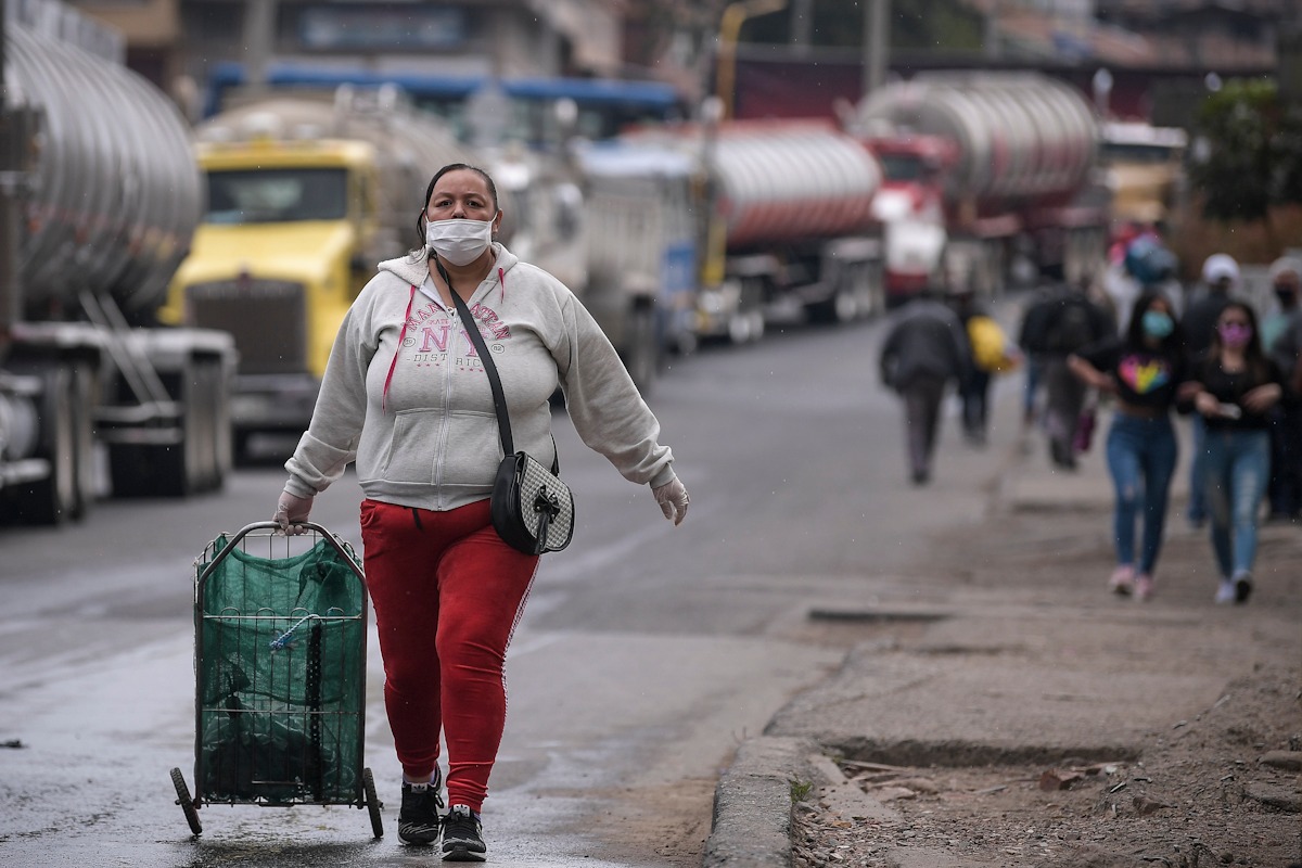 Claudia López pide reapertura «gradual y segura» de los sectores de construcción y manufactura