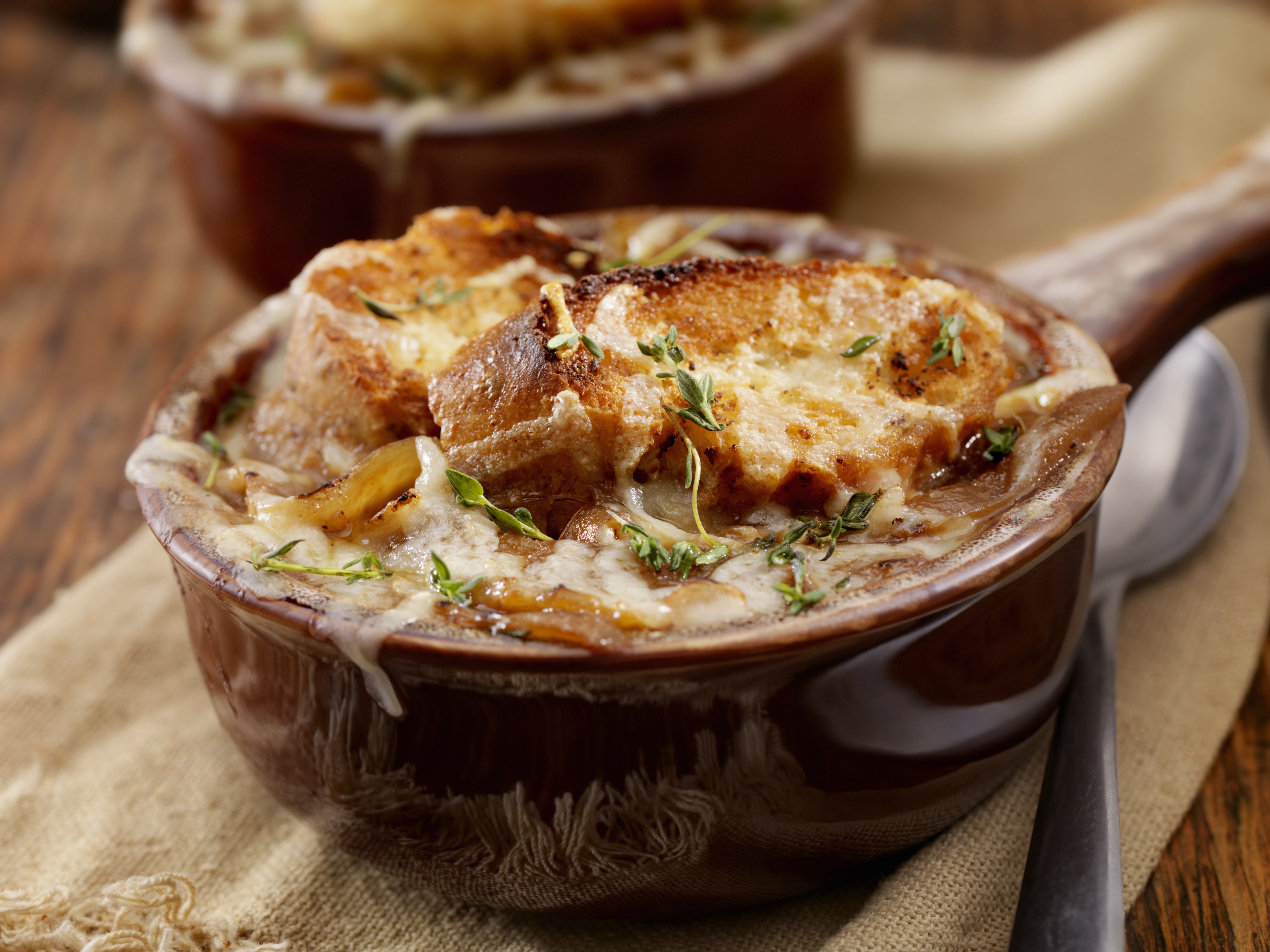 Sopa de cebolla francesa con queso gruyère fundido: receta clásica